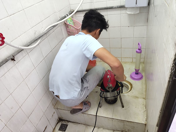 积玉口镇管道堵塞冒臭气 专业师傅现场解决问题