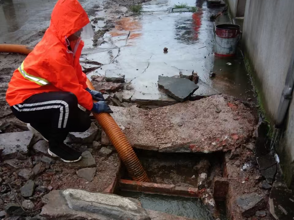 积玉口镇专业清理污水池 炜誉市政以规范流程守护城市 “肠道”